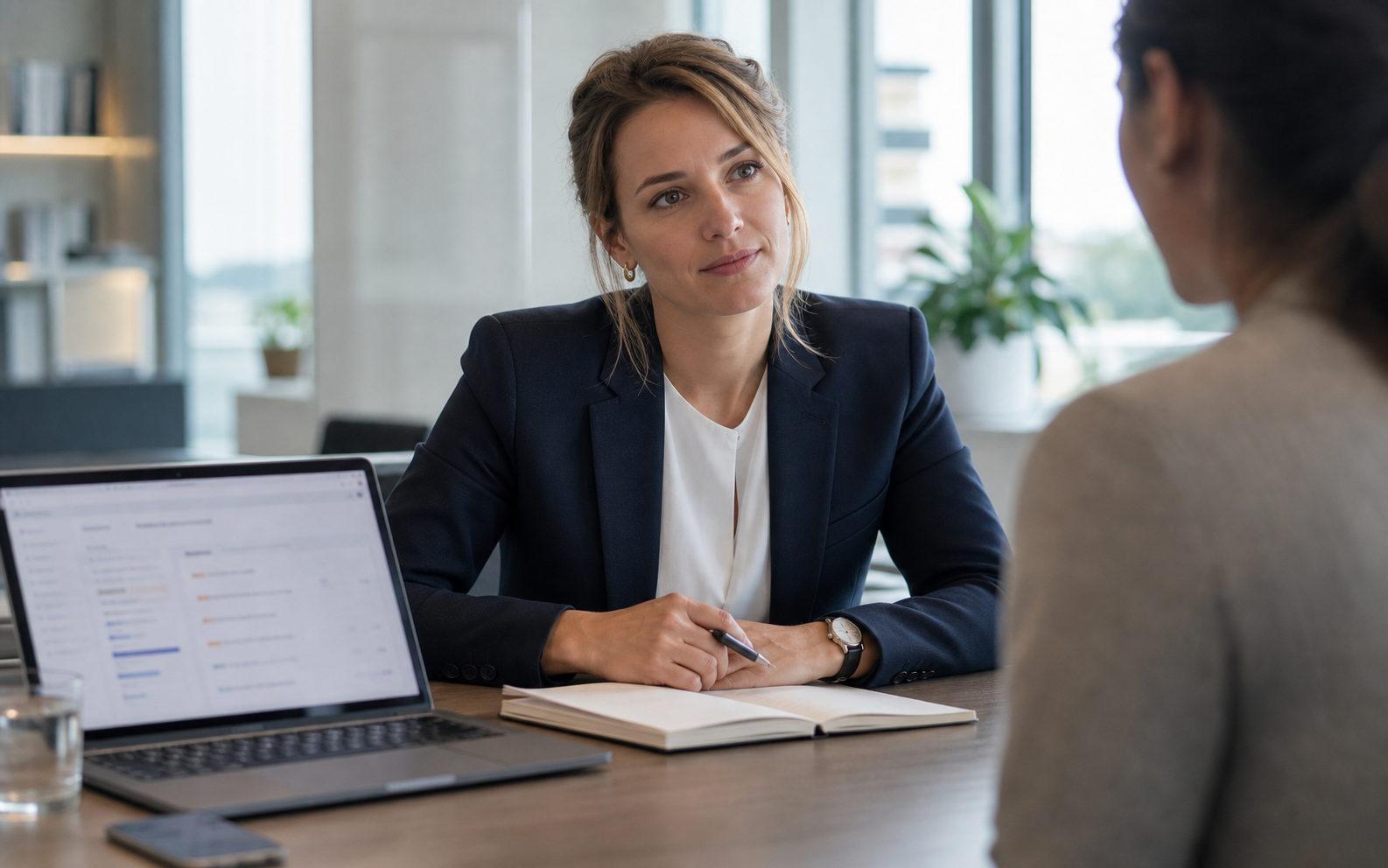 Verkäuferin und Kunde im Gespräch am Besprechungstisch